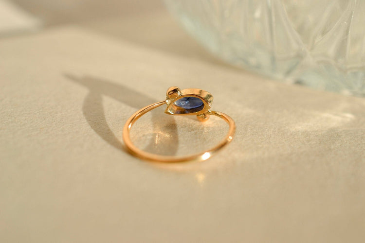 Ring 50 Marquise-shaped ring in 18-carat yellow gold and sapphire 58 Facettes 3779