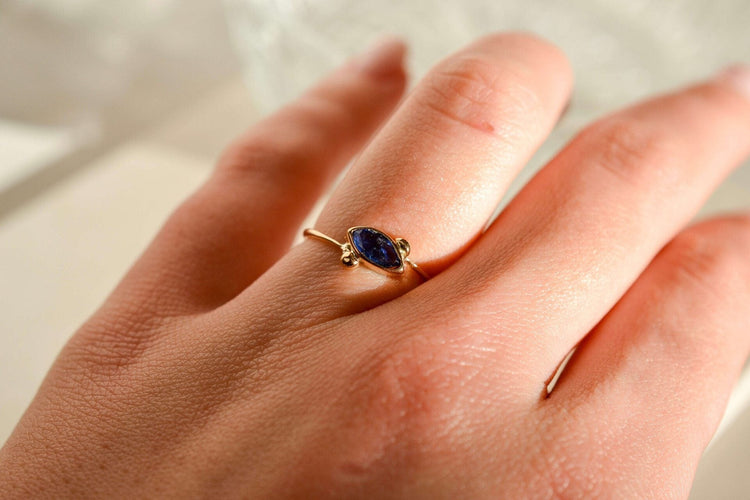 Ring 50 Marquise-shaped ring in 18-carat yellow gold and sapphire 58 Facettes 3779