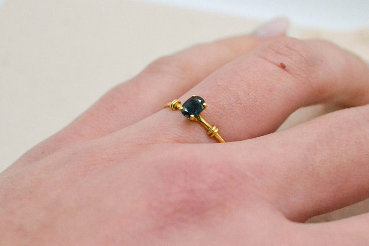 Inel 54 Inel Inel solitar din aur galben de 18 carate și safir 58 Facettes 3811