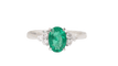 Bague 53.5 Bague en or blanc 18 kt avec émeraude ovale et diamants 58 Facettes 32943