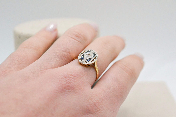 Prsten 53 Prsten Art Deco ze žlutého a bílého 18k zlata, diamanty a syntetické safíry 58 Facettes 3792