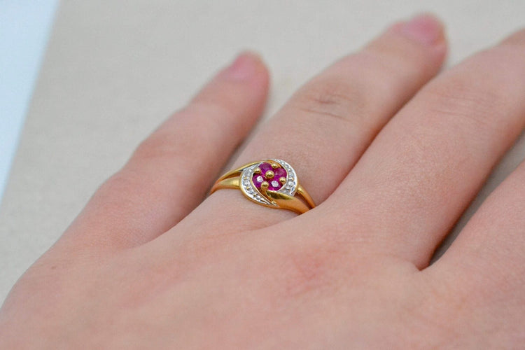 Ring 53 Virvelring med voluter i 18 karat gult guld och rubin 58 Facettes 3873