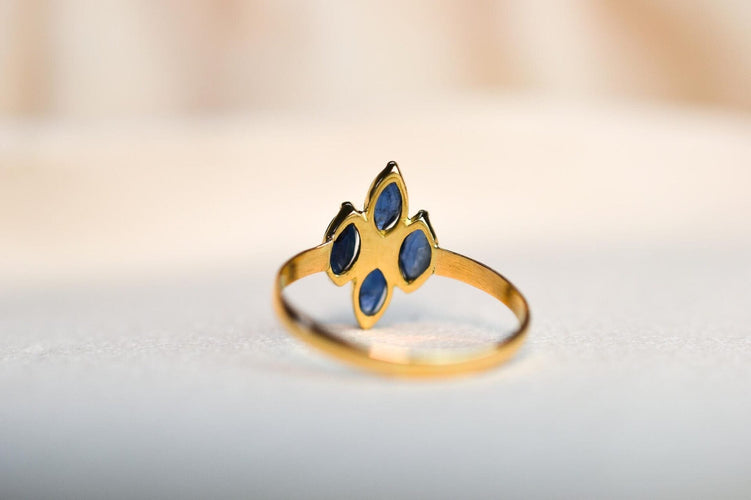 Ring 56 Ring - Marquise-cut sapphire ring in 18-carat yellow gold 58 Facettes 3765