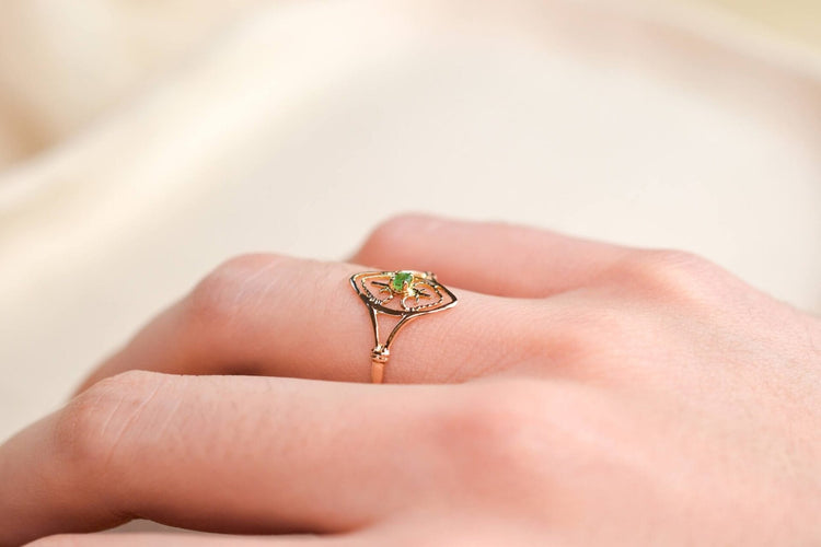 Pierścionek 54 Pierścionek navette ażurowy z żółtego złota i szmaragdu 58 Facettes 3753