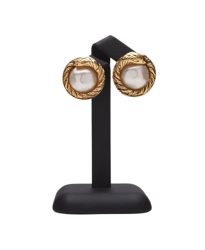 Boucles d'oreilles Chanel Perle Enlacée - Boucles d'oreilles boutons à perles 58 Facettes BO220135/PERLENLACEECHANEL/PHOTO