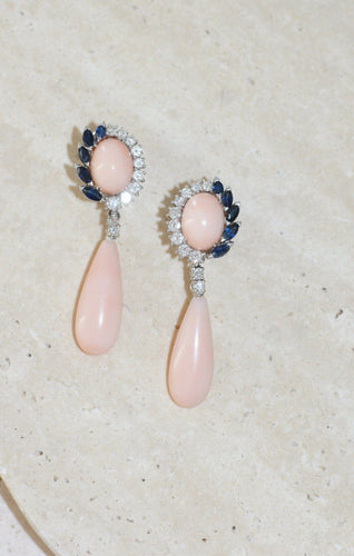 https://cdn.shopify.com/s/files/1/0075/4588/0666/files/boucles-doreilles-corail-peau-dange-diamants-saphirs-or-blanc-993207.jpg?v=1751376279