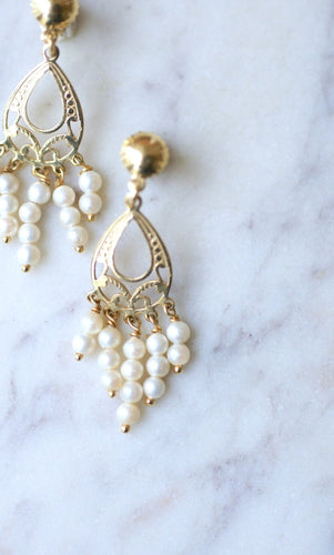 https://cdn.shopify.com/s/files/1/0075/4588/0666/products/boucles-doreilles-or-jaune-et-franges-de-perles-940671.jpg?v=1675153333