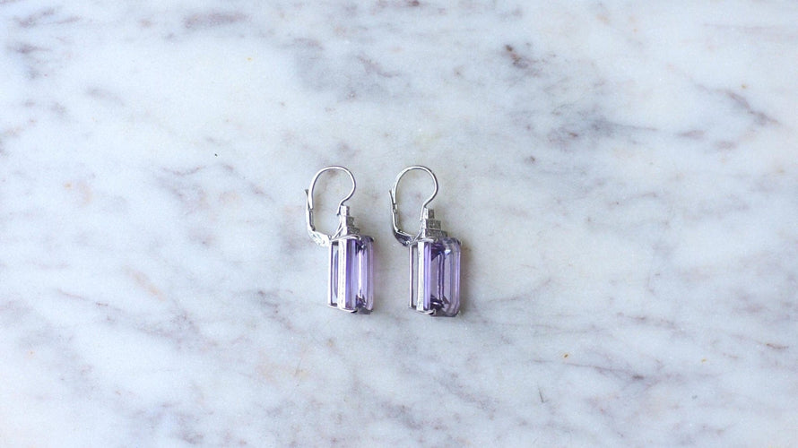 https://cdn.shopify.com/s/files/1/0075/4588/0666/files/boucles-doreilles-style-art-deco-amethyste-et-diamant-277688.jpg?v=1740553073