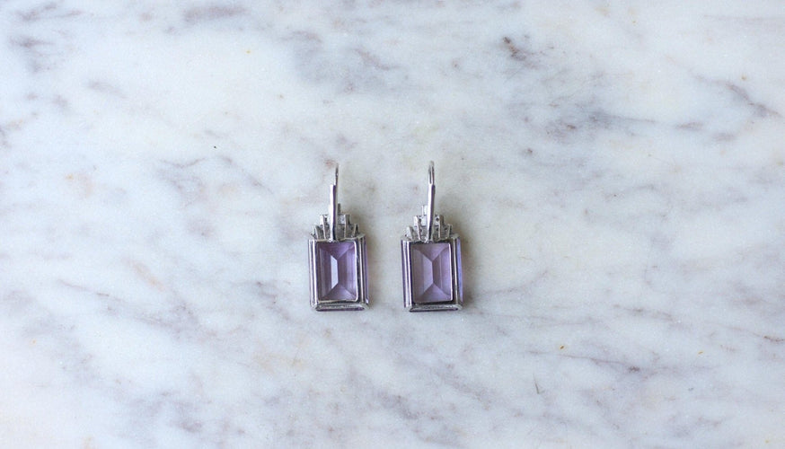 https://cdn.shopify.com/s/files/1/0075/4588/0666/files/boucles-doreilles-style-art-deco-amethyste-et-diamant-479815.jpg?v=1740553073
