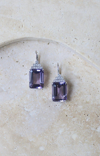https://cdn.shopify.com/s/files/1/0075/4588/0666/files/boucles-doreilles-style-art-deco-amethyste-et-diamant-550653.jpg?v=1740553073
