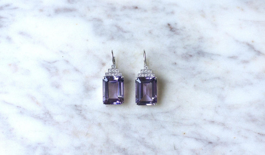 https://cdn.shopify.com/s/files/1/0075/4588/0666/files/boucles-doreilles-style-art-deco-amethyste-et-diamant-605260.jpg?v=1740553073