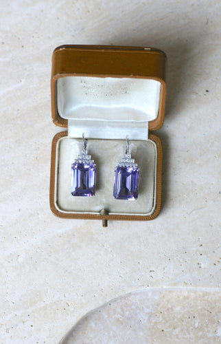 https://cdn.shopify.com/s/files/1/0075/4588/0666/files/boucles-doreilles-style-art-deco-amethyste-et-diamant-971414.jpg?v=1740553073