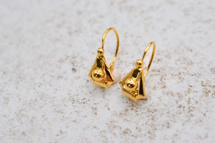 Earrings 18-carat yellow gold triangular earrings Sleepers earrings 58 Facettes 3786