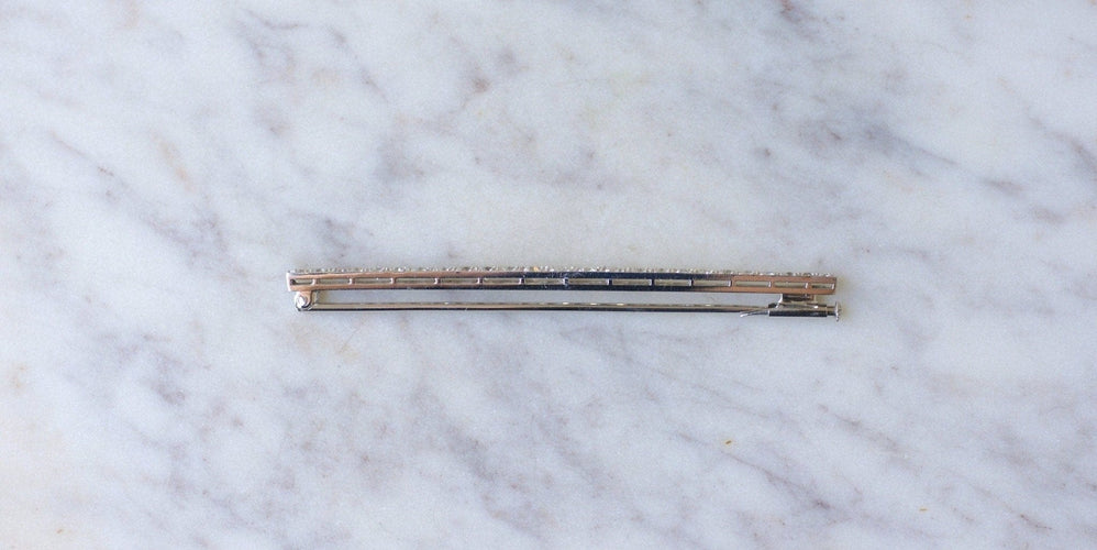 https://cdn.shopify.com/s/files/1/0075/4588/0666/files/broche-barrette-art-deco-diamants-378816.jpg?v=1715784546