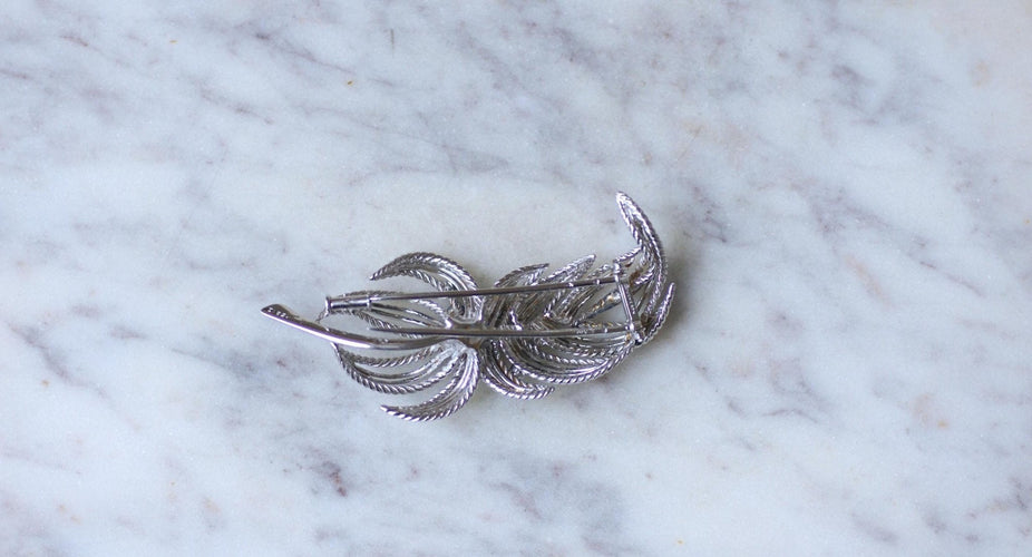 https://cdn.shopify.com/s/files/1/0075/4588/0666/files/broche-clip-Boucheron-saphirs-et-diamants-919517.jpg?v=1751376301