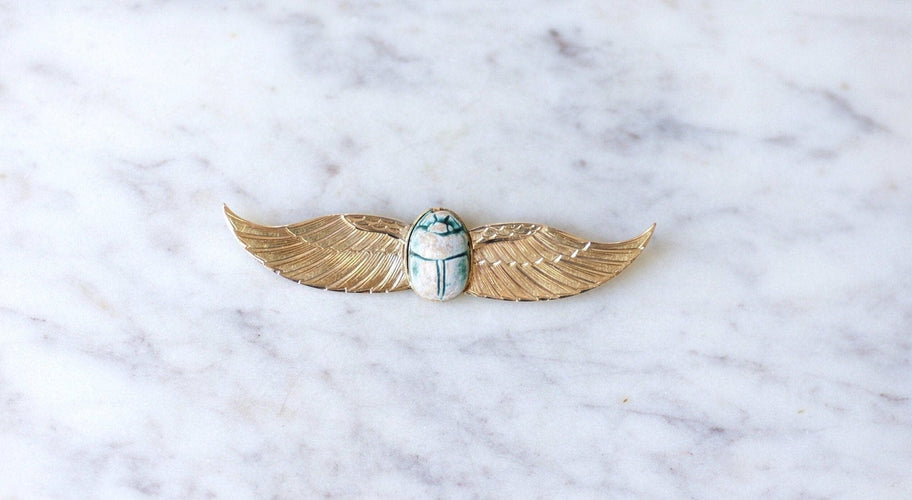 https://cdn.shopify.com/s/files/1/0075/4588/0666/files/broche-egyptomanie-or-et-scarabee-amulette-fritte-188920.jpg?v=1715668828