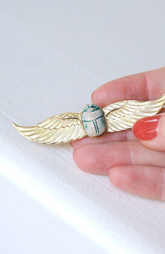https://cdn.shopify.com/s/files/1/0075/4588/0666/files/broche-egyptomanie-or-et-scarabee-amulette-fritte-475064.jpg?v=1715668828