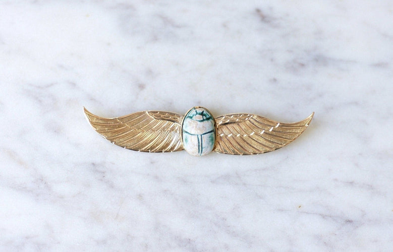 https://cdn.shopify.com/s/files/1/0075/4588/0666/files/broche-egyptomanie-or-et-scarabee-amulette-fritte-481292.jpg?v=1715668828