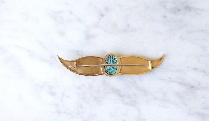 https://cdn.shopify.com/s/files/1/0075/4588/0666/files/broche-egyptomanie-or-et-scarabee-amulette-fritte-627167.jpg?v=1715668828