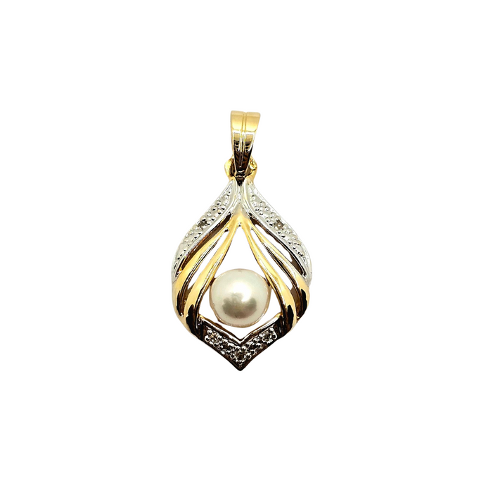 Yellow gold pearl pendant