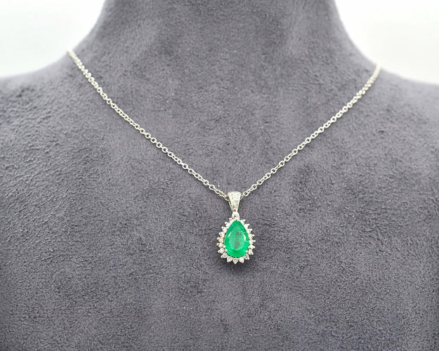 Collier Collier - Pendentif en or blanc 18 ct avec émeraude colombienne et diamants 58 Facettes 8895