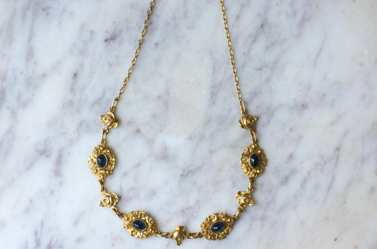 https://cdn.shopify.com/s/files/1/0075/4588/0666/files/collier-ancien-draperie-or-jaune-et-saphir-660976.jpg?v=1729716446