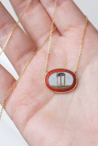 https://cdn.shopify.com/s/files/1/0075/4588/0666/files/collier-pendentif-micro-mosaique-temple-antique-or-jaune-721503.jpg?v=1721029130