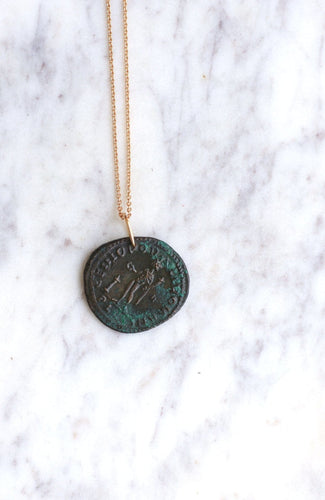 https://cdn.shopify.com/s/files/1/0075/4588/0666/products/collier-pendentif-piece-romaine-diocletien-645734.jpg?v=1653591020