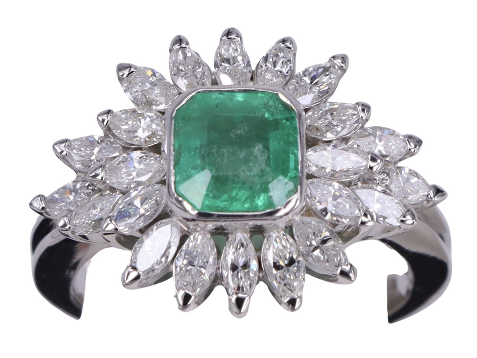 Ring aus Weißgold mit Smaragd und Marquise-Diamanten