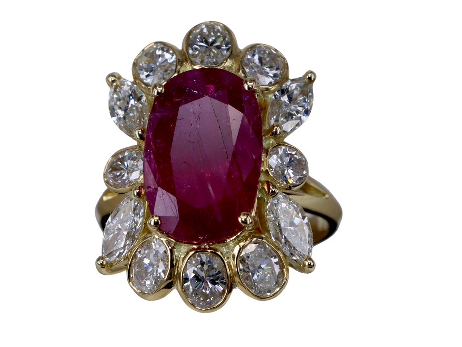 Ovaler Ring aus Gelbgold mit Rubin und Diamant