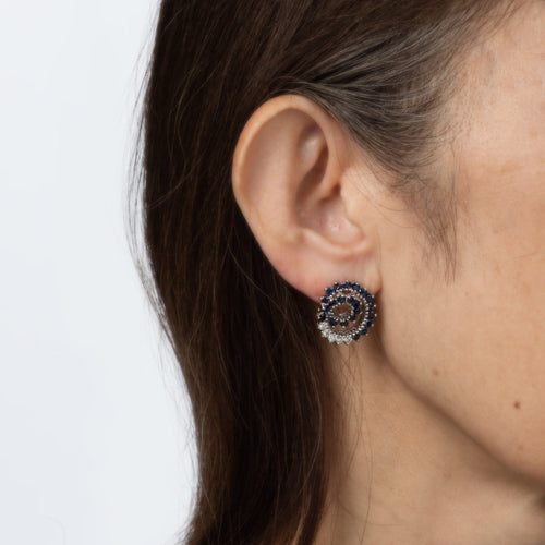 Boucles d'oreilles Boucles d'oreilles tourbillon diamants et saphirs en or blanc 14k 58 Facettes G14073