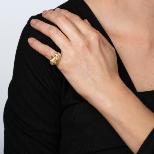 Bague Bague dôme vintage texturée en or jaune 14 carats (années 1970) 58 Facettes G14230