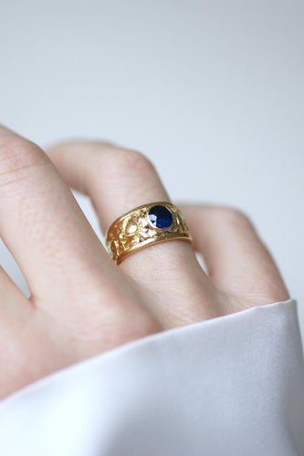 52号戒指 18kt黄金维多利亚风格带状戒指，配有枕形蓝宝石 58 Facettes