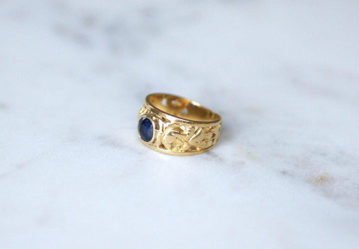 52号戒指 18kt黄金维多利亚风格带状戒指，配有枕形蓝宝石 58 Facettes