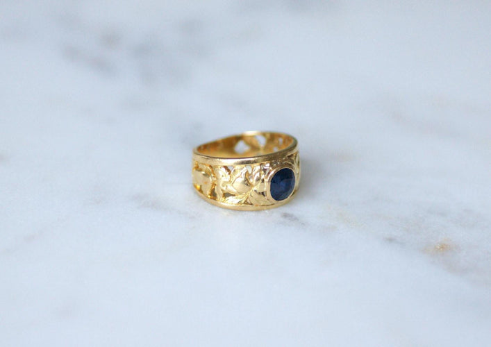 52号戒指 18kt黄金维多利亚风格带状戒指，配有枕形蓝宝石 58 Facettes