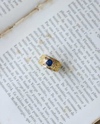 52号戒指 18kt黄金维多利亚风格带状戒指，配有枕形蓝宝石 58 Facettes