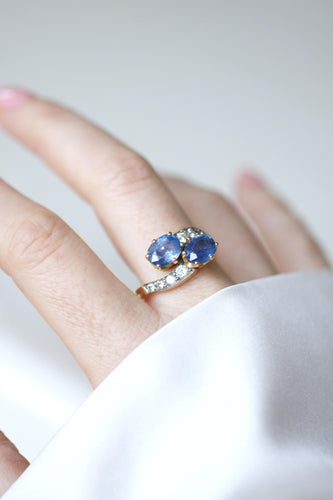 57号戒指，Toi & Moi号戒指，采用黄金和白金材质，并镶嵌锡兰蓝宝石58 Facettes