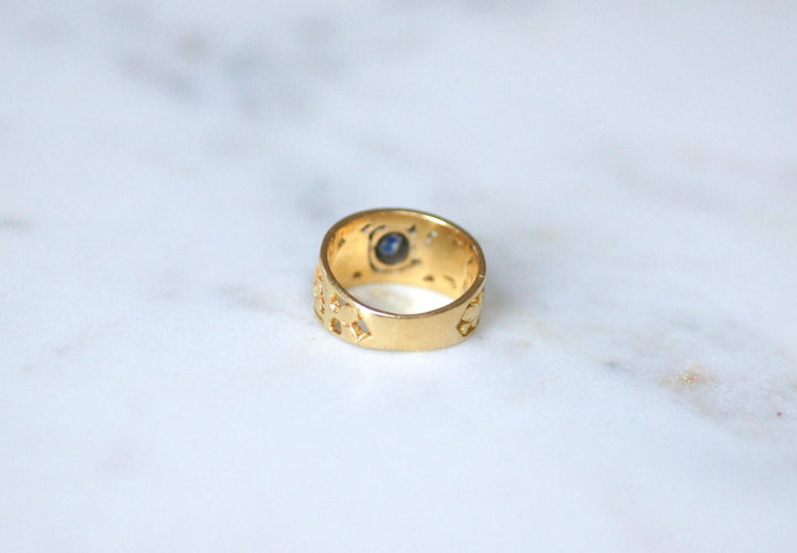 52号戒指 18kt黄金维多利亚风格带状戒指，配有枕形蓝宝石 58 Facettes