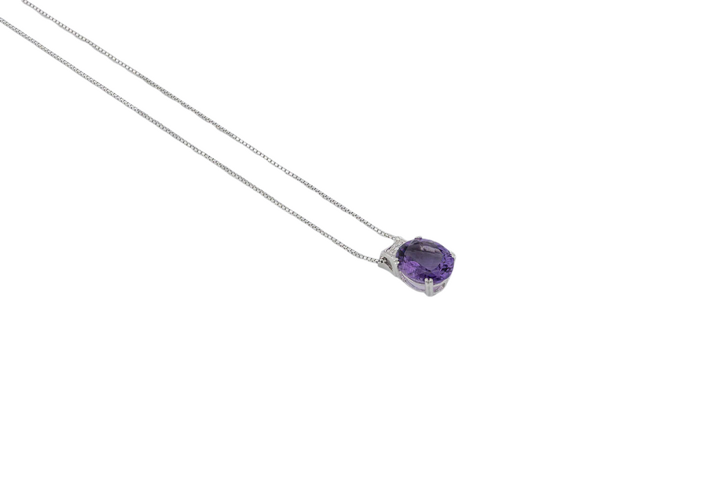 White gold necklace with amethyst and diamond