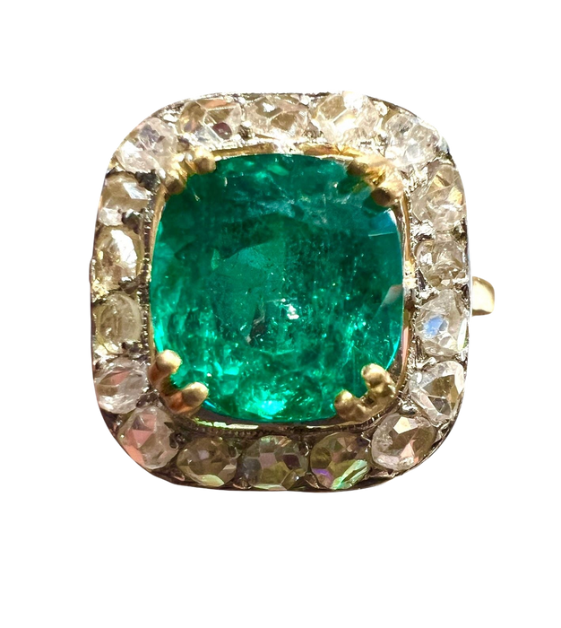 anello in oro giallo con pavé di smeraldi e diamanti