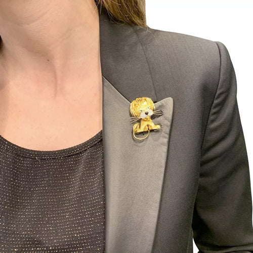 Boucles d'oreilles Van Cleef & Arpels Lion ébouriffé - Clip en or jaune, émeraudes et diamants 58 Facettes 33983