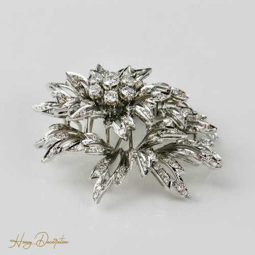 Pendentif Broche/Pendentif - Motif fleur en or blanc et diamants 2,4 ct 58 Facettes 1840