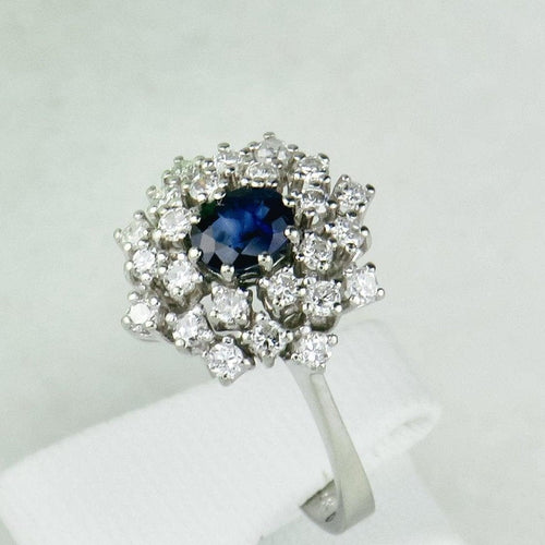 Ring 56,5. Ring i 14K vitt guld med safir 0,60 ct och diamanter 58 Facettes 2189