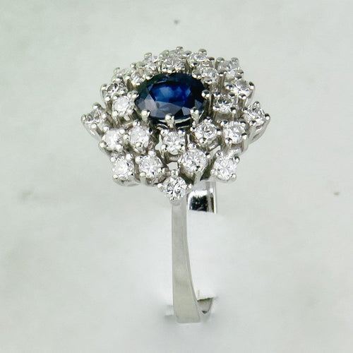 Ring 56,5. Ring i 14K vitt guld med safir 0,60 ct och diamanter 58 Facettes 2189