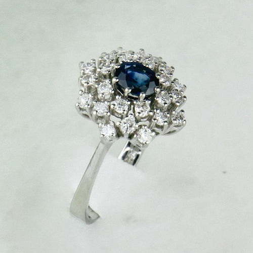 Ring 56,5. Ring i 14K vitt guld med safir 0,60 ct och diamanter 58 Facettes 2189