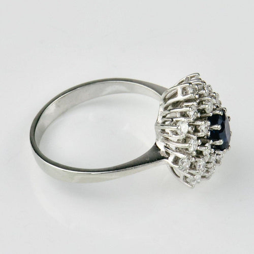 Ring 56,5. Ring i 14K vitt guld med safir 0,60 ct och diamanter 58 Facettes 2189