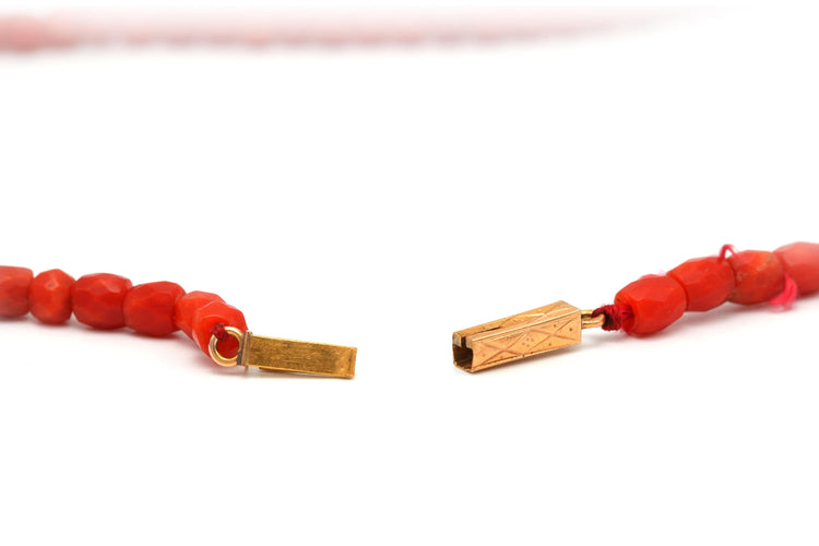 Collier Collier en or jaune et corail 58 Facettes B613