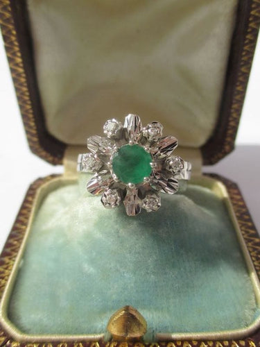 Bague 54 Bague Pompadour or blanc, émeraude et diamants 58 Facettes