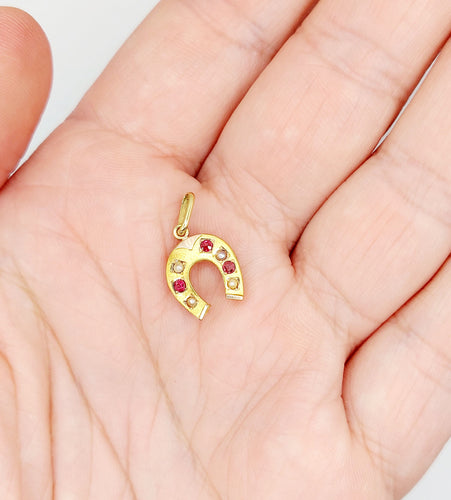 Pendentif Pendentif fer à cheval or jaune, perles et pierres rouges (circa 1900) 58 Facettes A06214