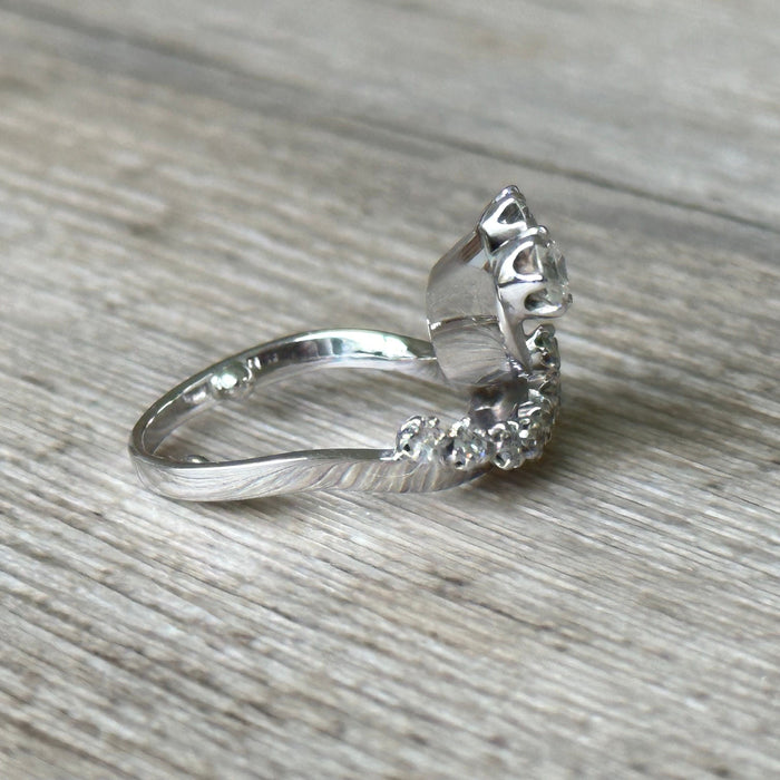 Serpentine ring in white gold with diamonds